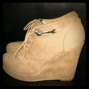 Report Tan Booties size 8.5
